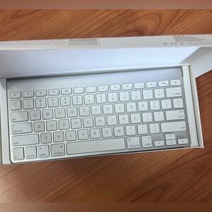 APPLE  Wireless Keyboard MC184LL/B